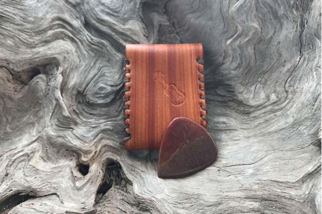 red_agate_guitar_pick_